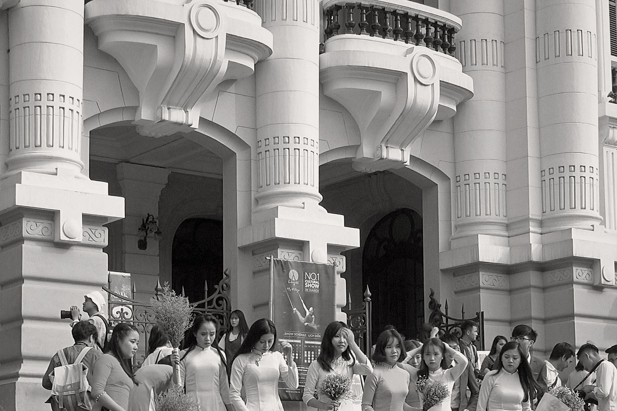 Christoph Radke, Vietnam, Hanoi, ein Fotoshooting vor der Oper, 2017